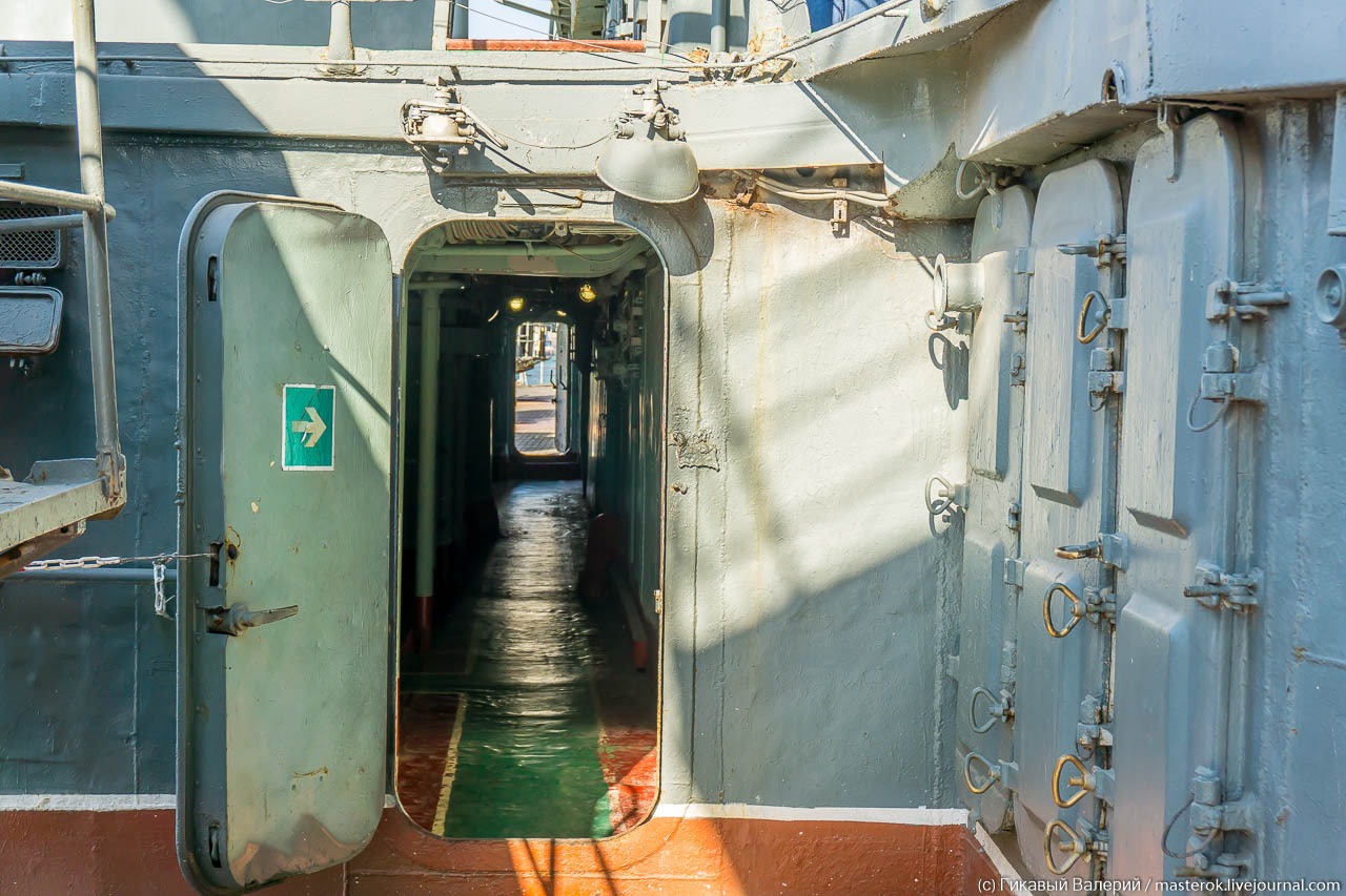 дверь на военном корабле
